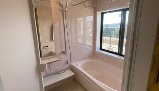 ミラーを横長から縦長にすることで、シックなお風呂に生まれ変わりました