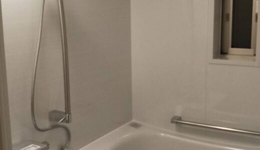 光を受けて広がるホワイトのバスルーム