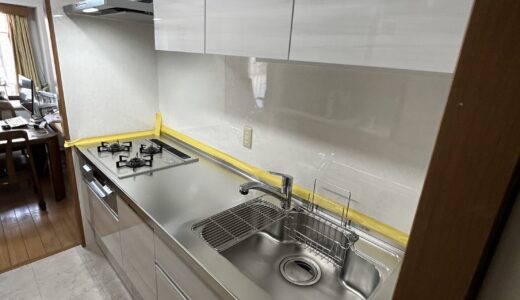 光を輝くグラセウッドホワイトの上品キッチン