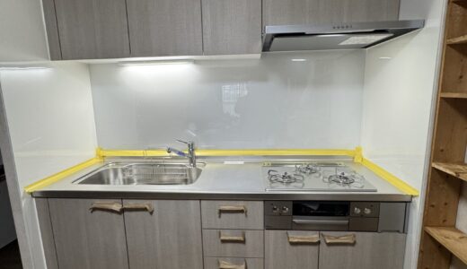 木の深み×ステンレスの輝きあるキッチン