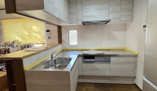 ミストアッシュの美しさが映える上質なL字キッチン