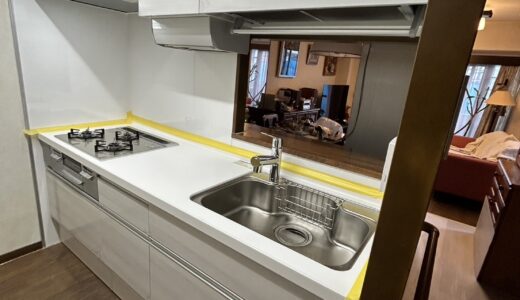 上品なホワイトでまとめた明るく洗練されたキッチン