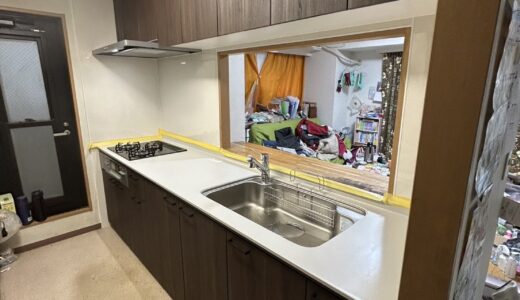 見るたびに落ち着くウォルナットのキッチン